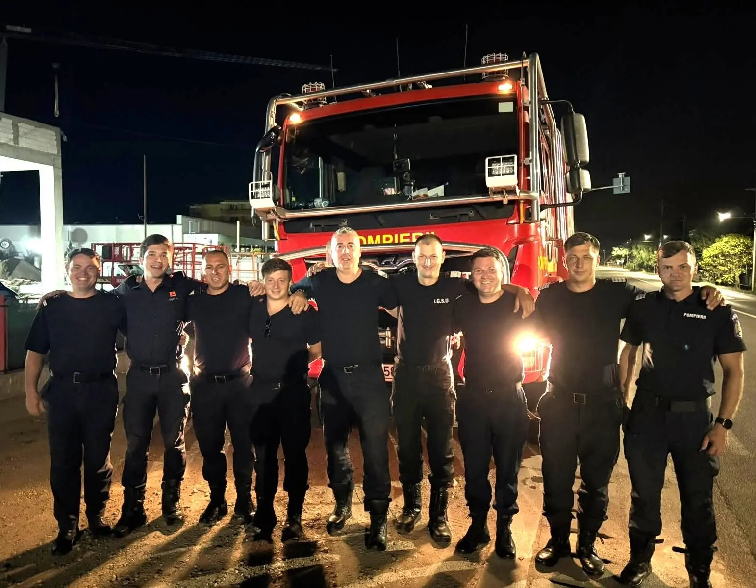Pompierii români continuă stingerea incendiilor în Serbia, lângă Grebenat